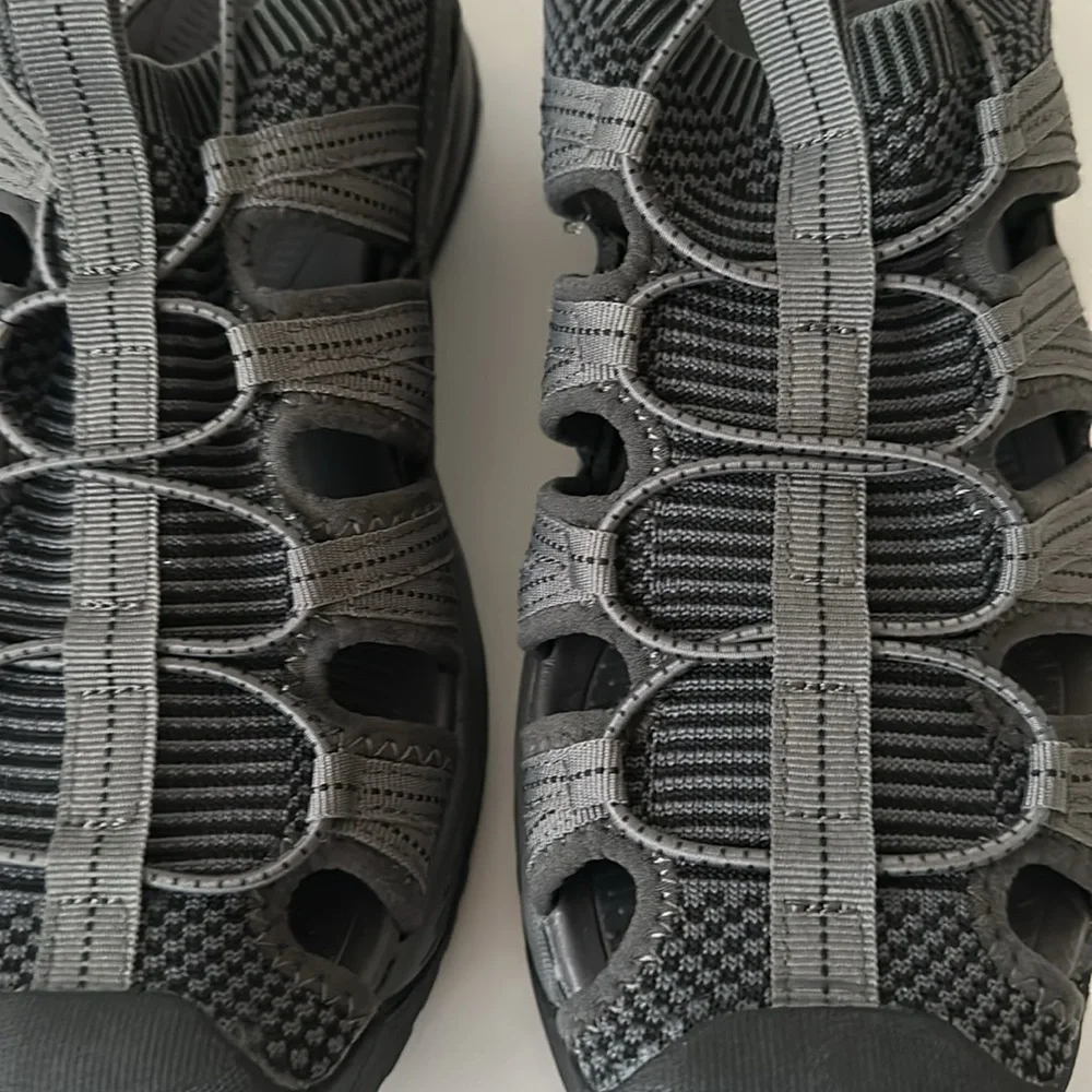 Eddie Bauer Men’s Gray and Black Water Shoes Size 9M